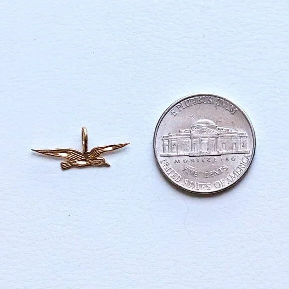 Beautiful Vintage Solid 14K Yellow Gold Diamond Cut Flying Seagull Pendant Charm